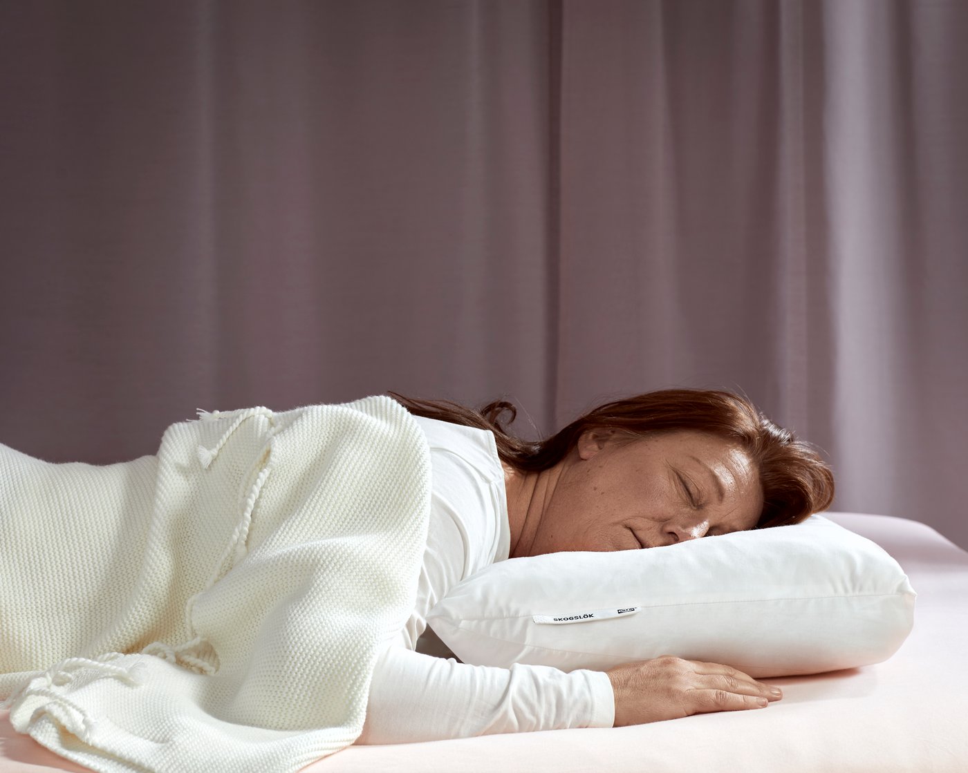 Un cuscino ergonomico SKOGSLÖK, multi posizione in camera da letto