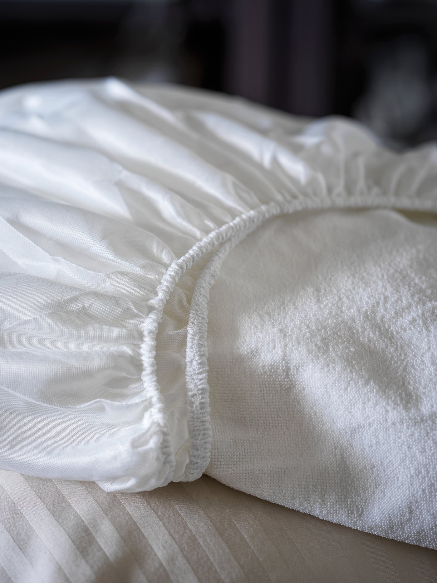 Un protège-matelas GRUSNARV étanche.