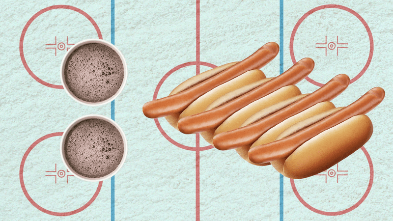 Jääkiekkokentän viivojen ja merkintöjen päällä on kaksi limua ja neljä hodaria.
