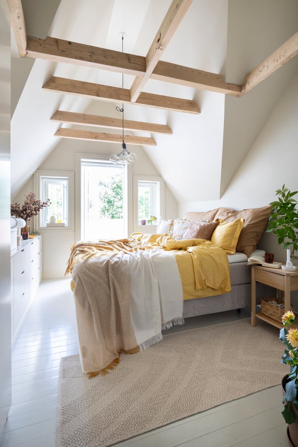 EIn FULLMAKT Teppich neben einem Bett. 