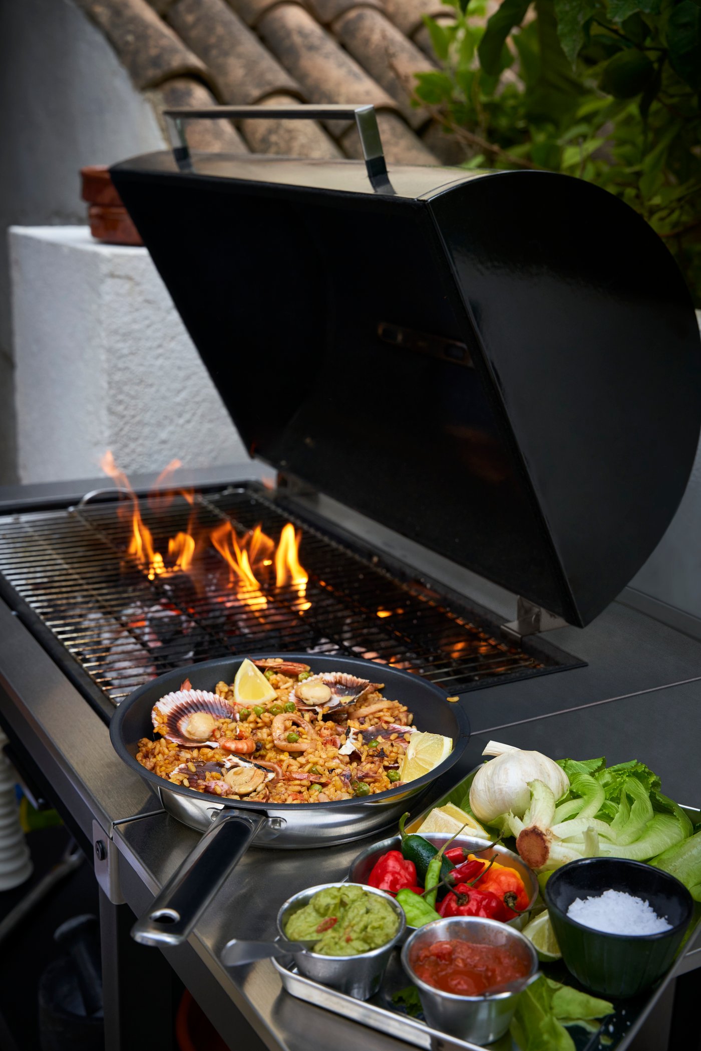 Närbild på en tänd GRILLSKÄR kolgrill i utekök.