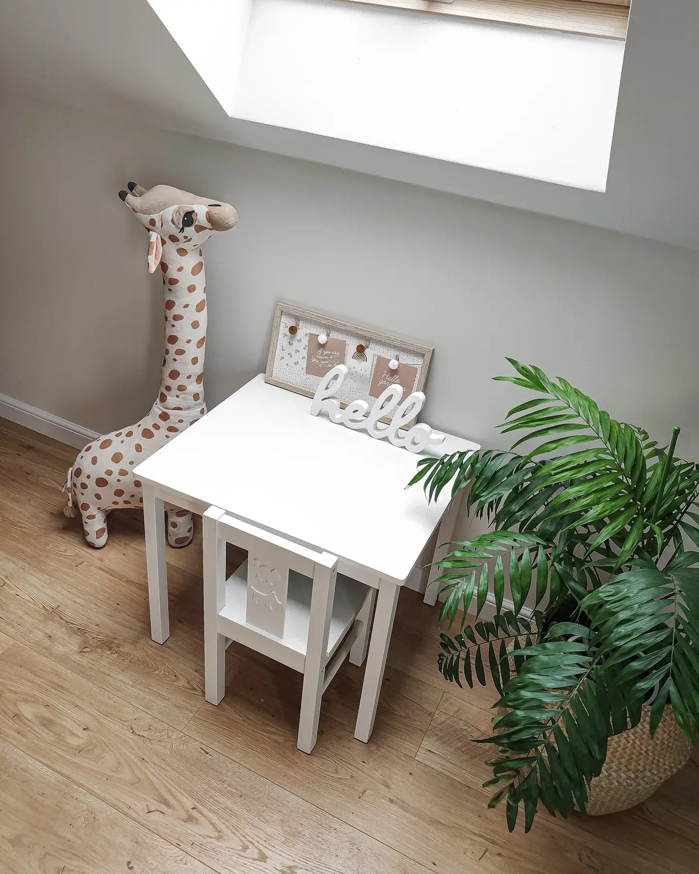 Una silla infantil KRITTER blanca