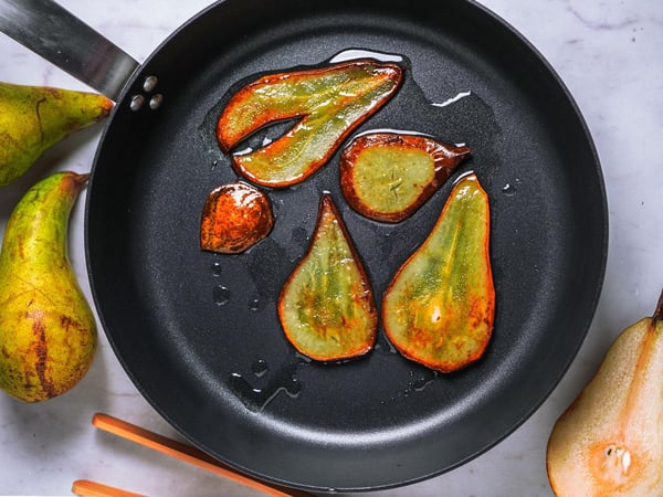 Heat the rapeseed oil in a frying pan and fry the pear slices in it for around 6–7 minutes