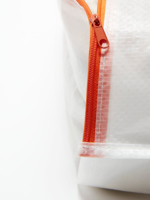 A close-up of the zip and a zip slider on a PÄRKLA shoe bag. A section of a larger image.