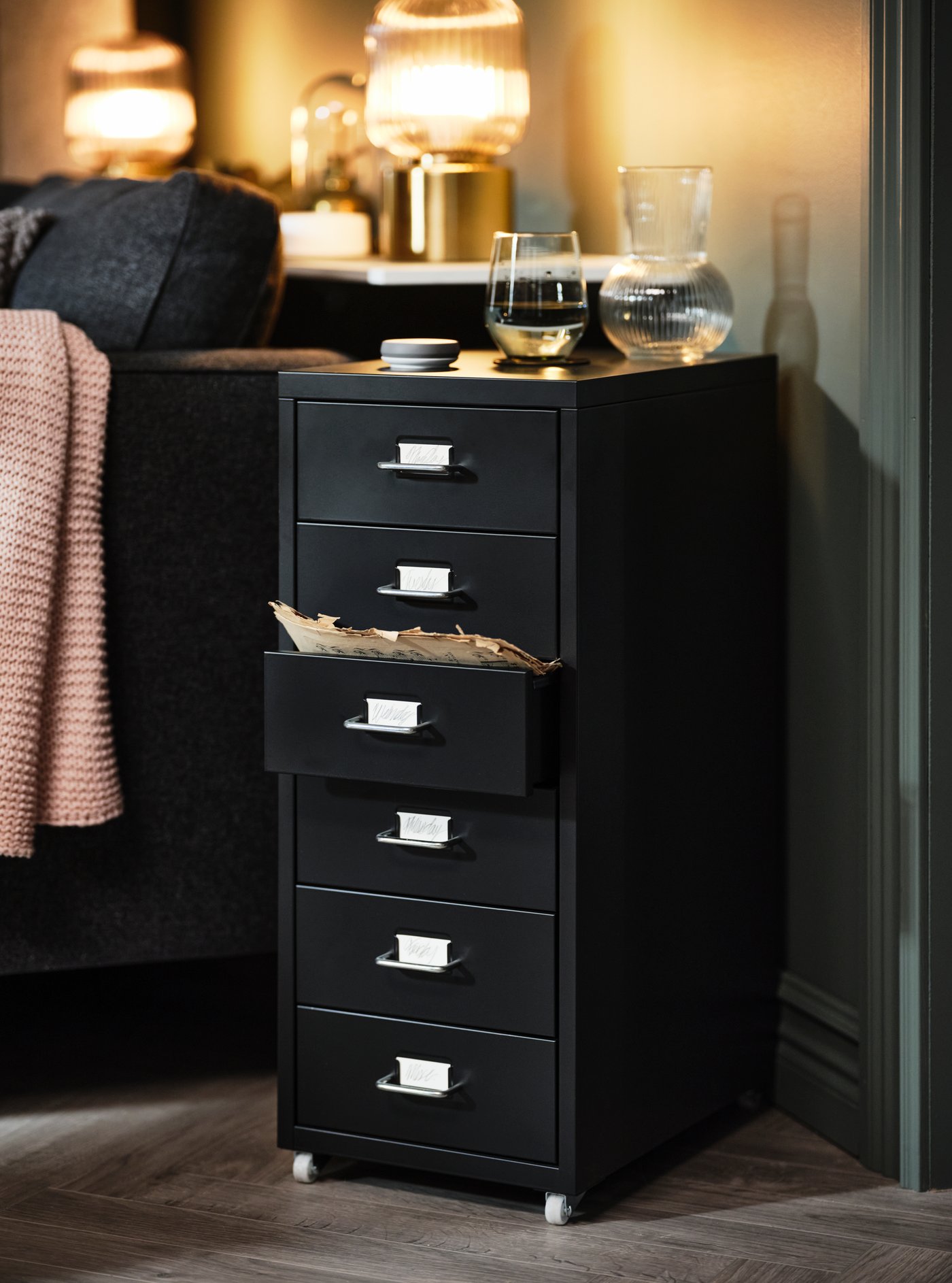 A clear glass PÅDRAG vase in the living room