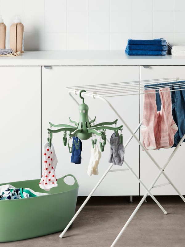 A green PRESSA hanging dryer 16 clothes pegs