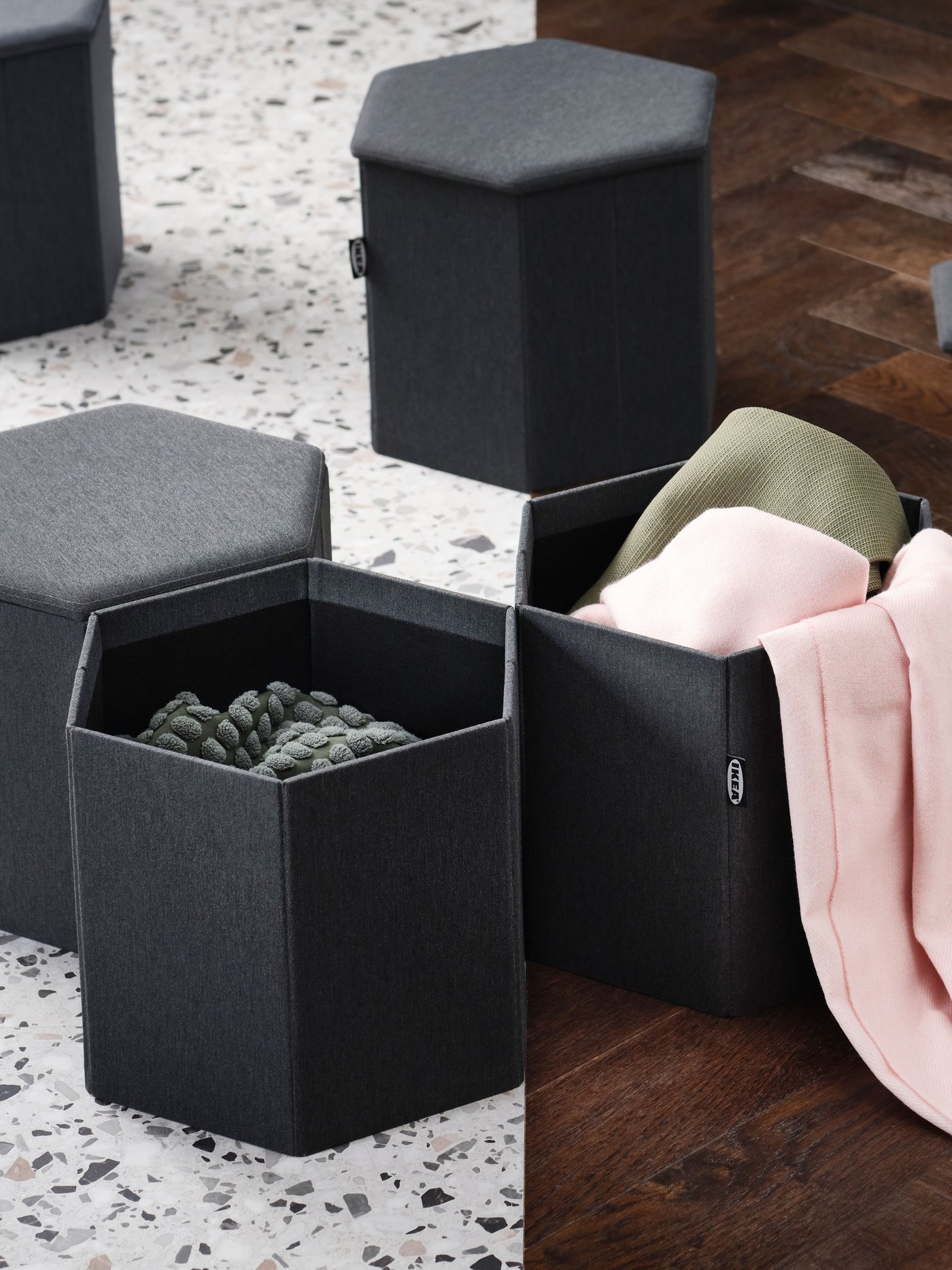 Soffbord med utdragbara lådor för dold förvaring av fjärrkontroller och småsaker.