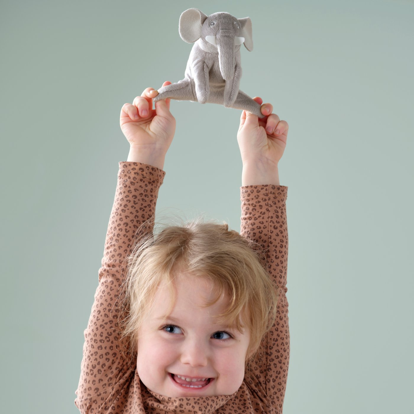Niña con un peluche DJUNGELSKOG pequeño