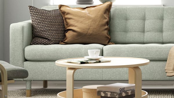 Ljusgrön LANDSKRONA soffa och runt soffbord i modern inredning.