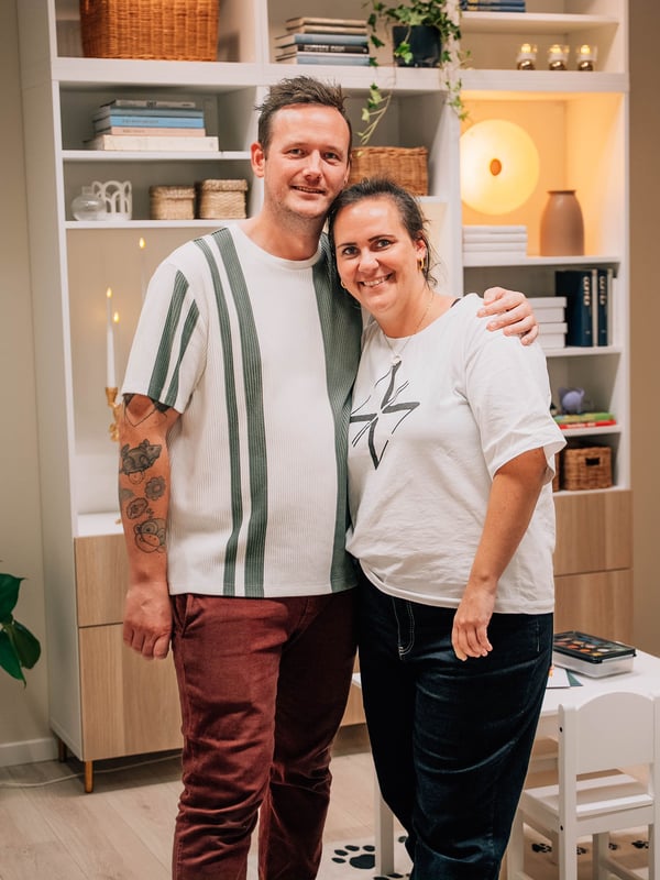 Parret fra Odense - Kathrine og Mark - står foran deres indretning af en fælles stue i IKEA Odense.
