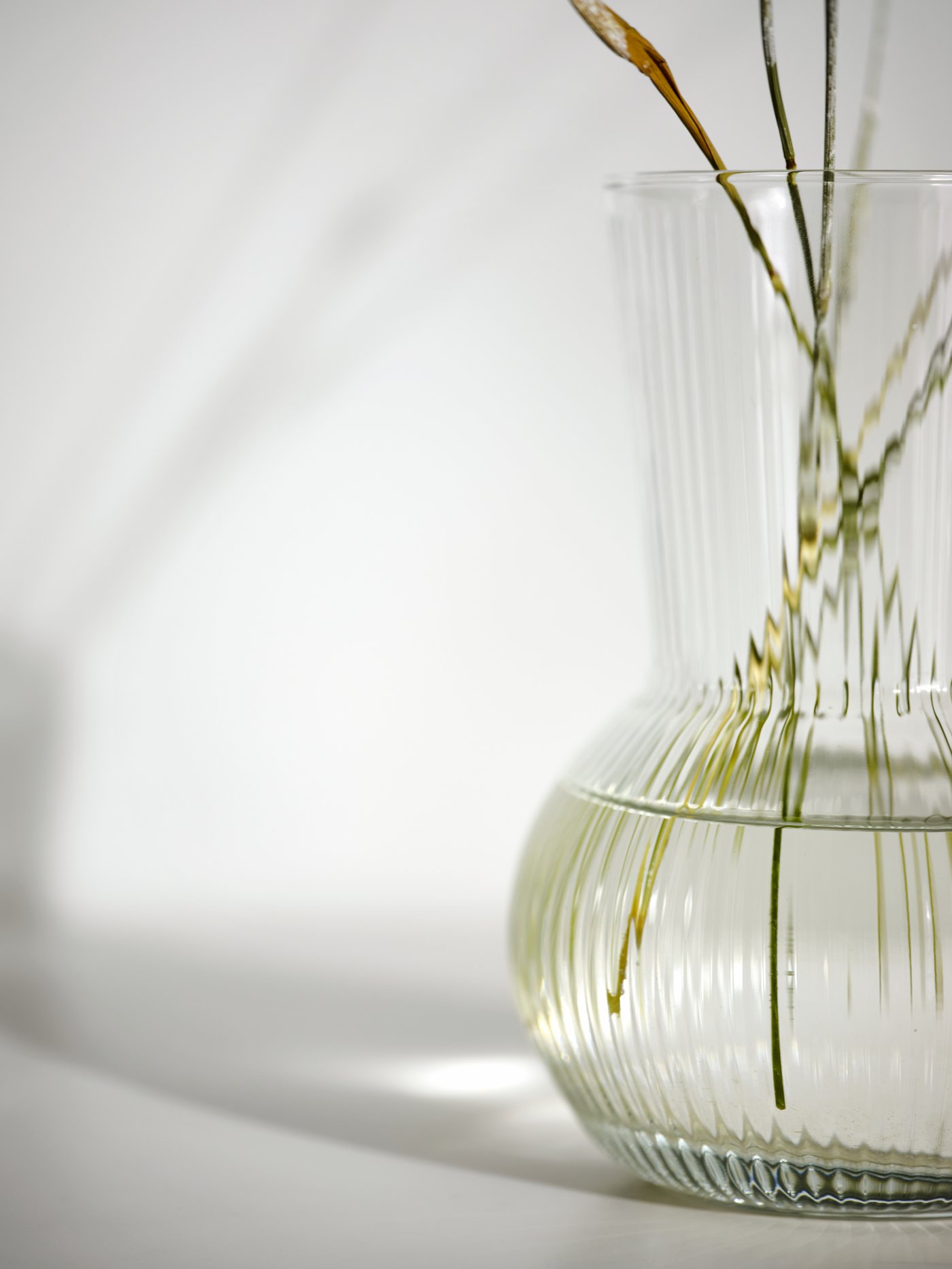 A clear glass PÅDRAG vase in the NA