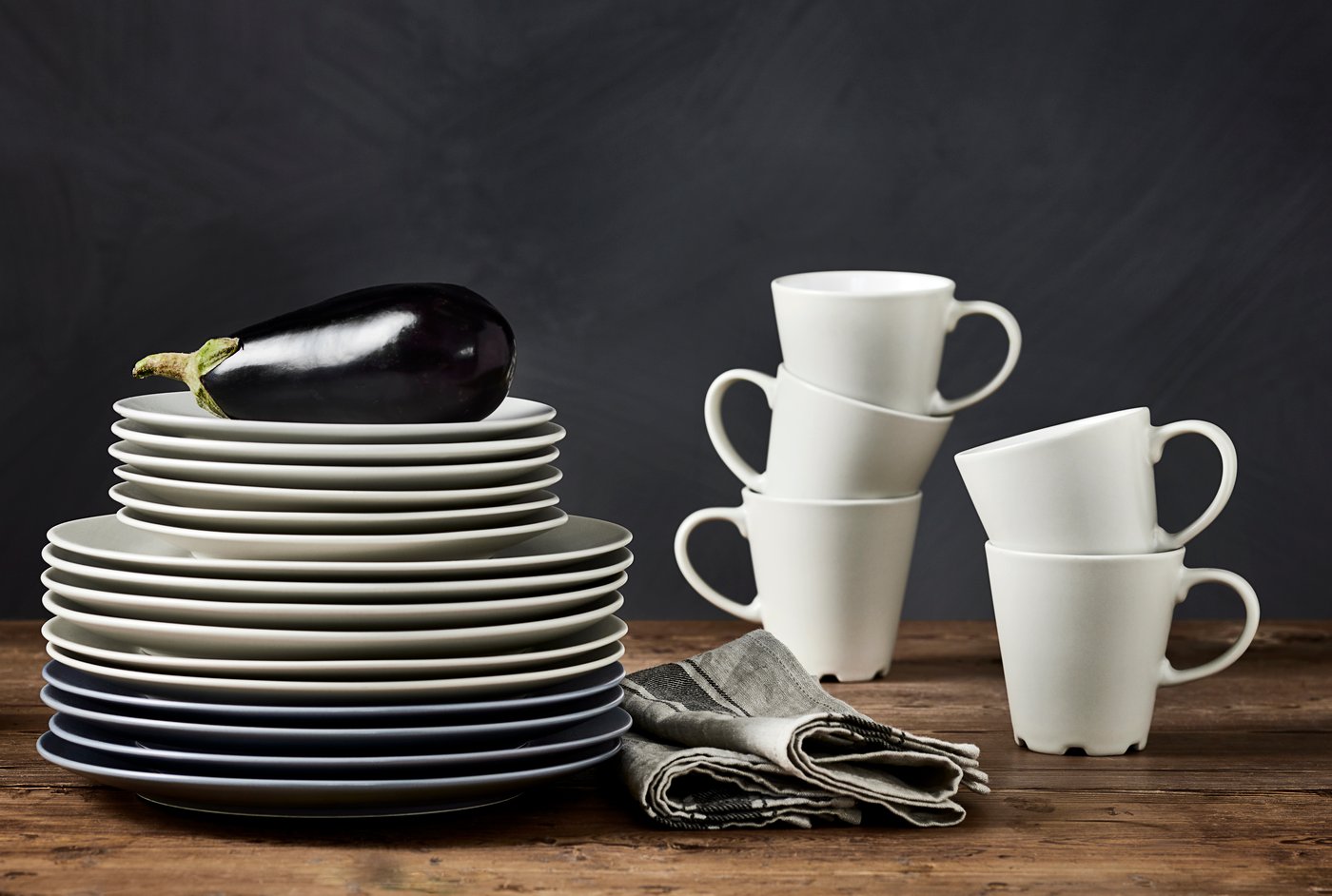 A grey-blue DINERA plate in the dining room