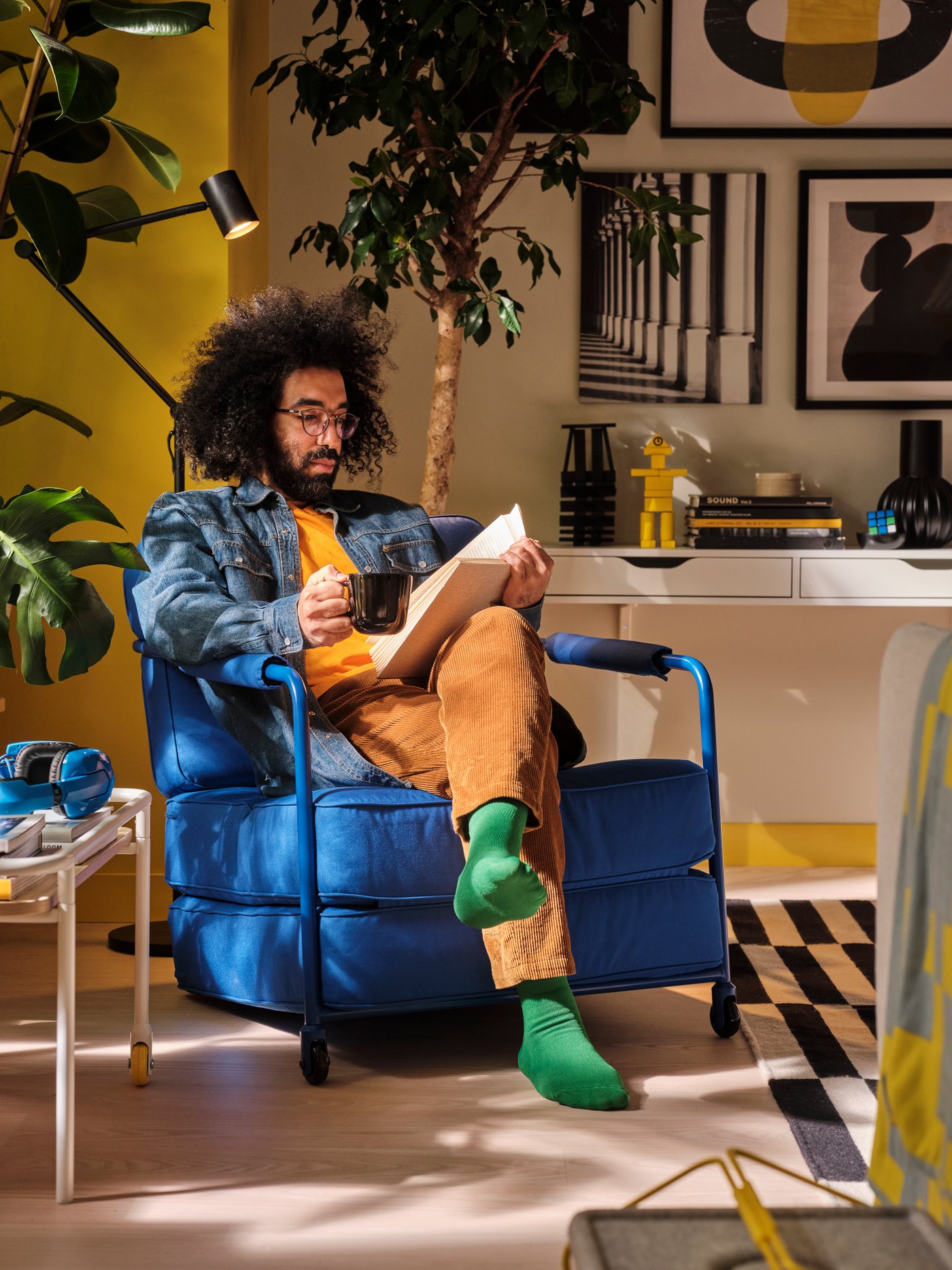 A light ash effect/white BRÄNNBOLL side table on castors in the living room