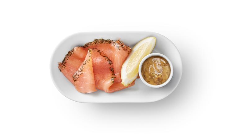 Un piatto ovale con salmone affumicato marinato e salsa GRAVLAX