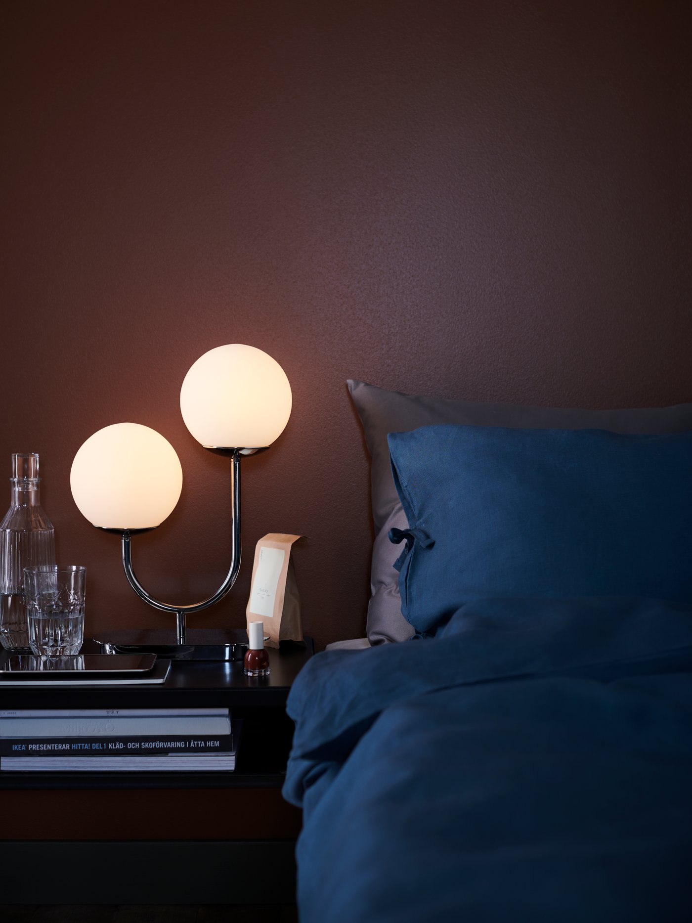 En forkromet/opalhvid SIMRISHAMN bordlampe i soveværelset