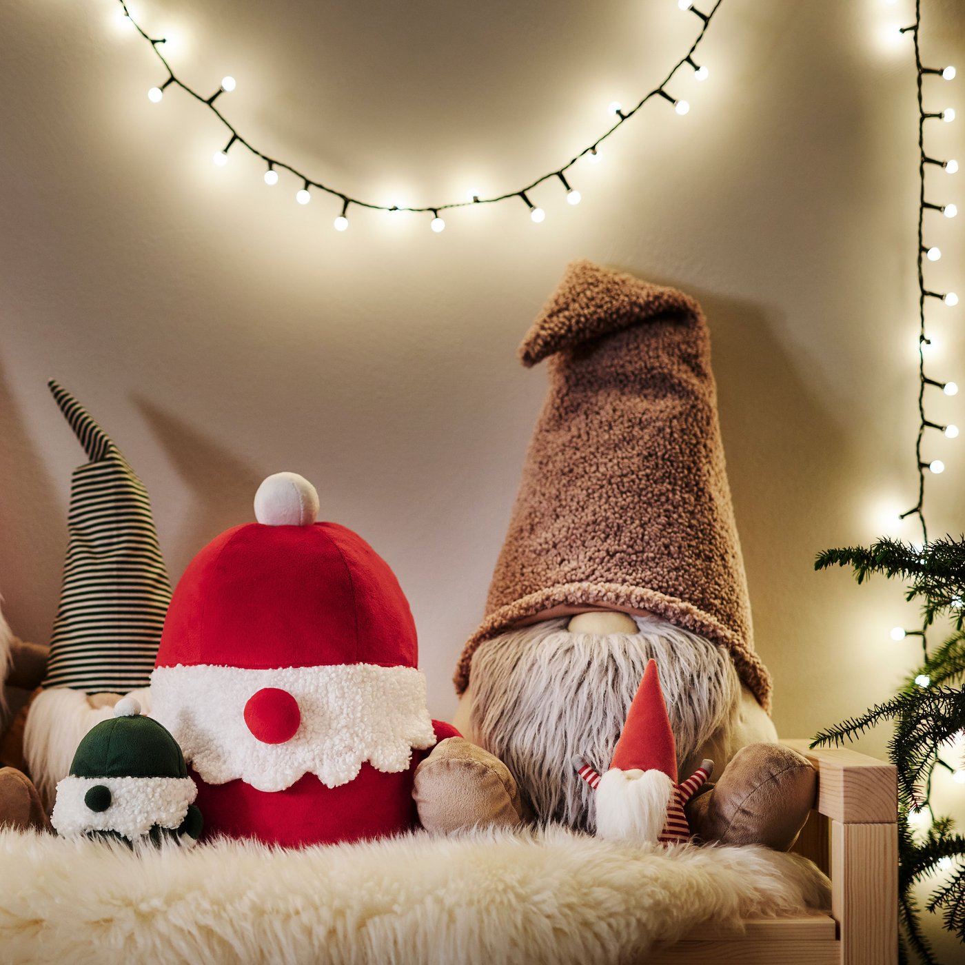 A Santa Claus/striped red VINTERFINT decoration in the living room