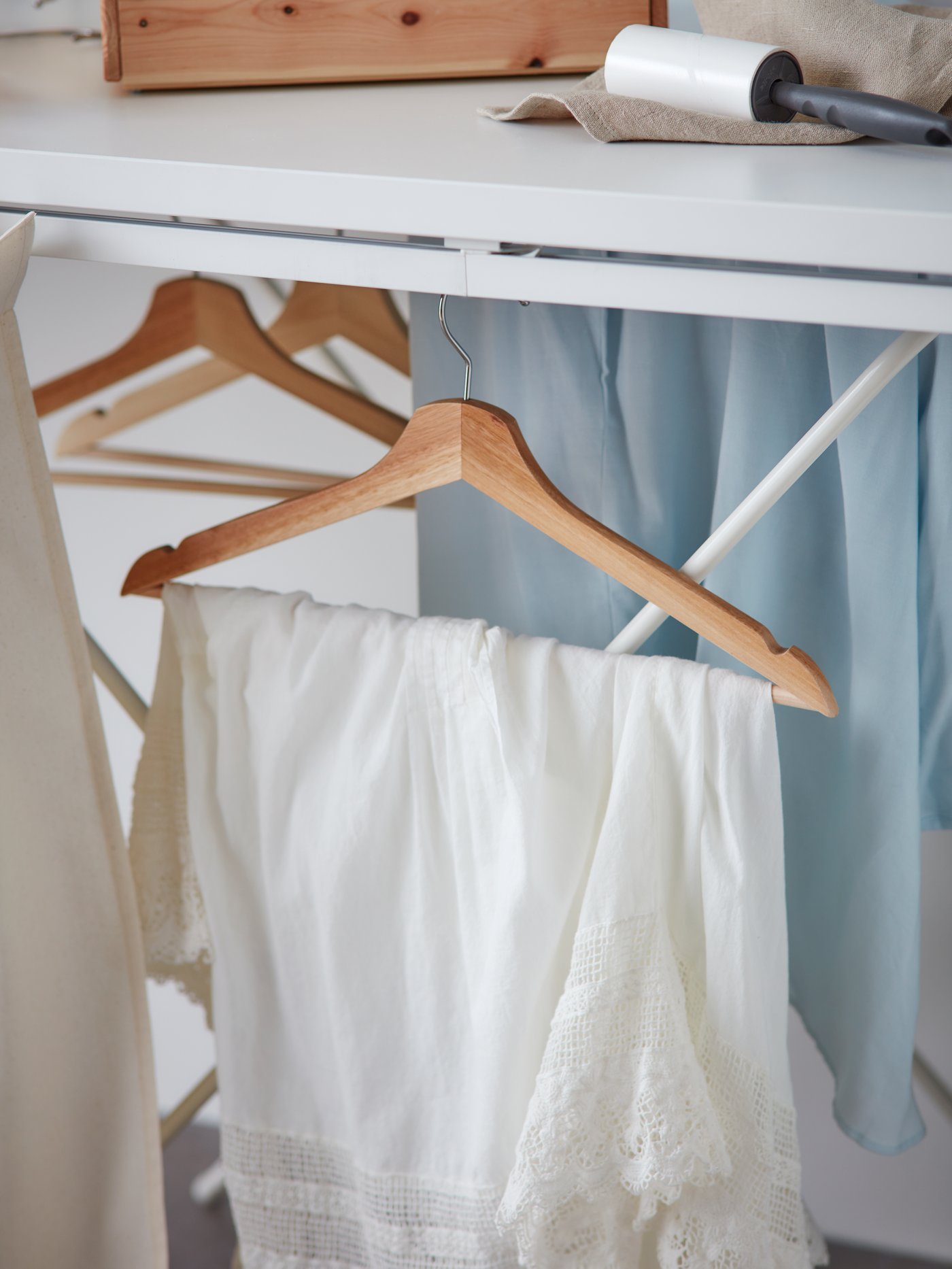 Ein natürlicher BUMERANG-Kleiderbügel im Waschraum