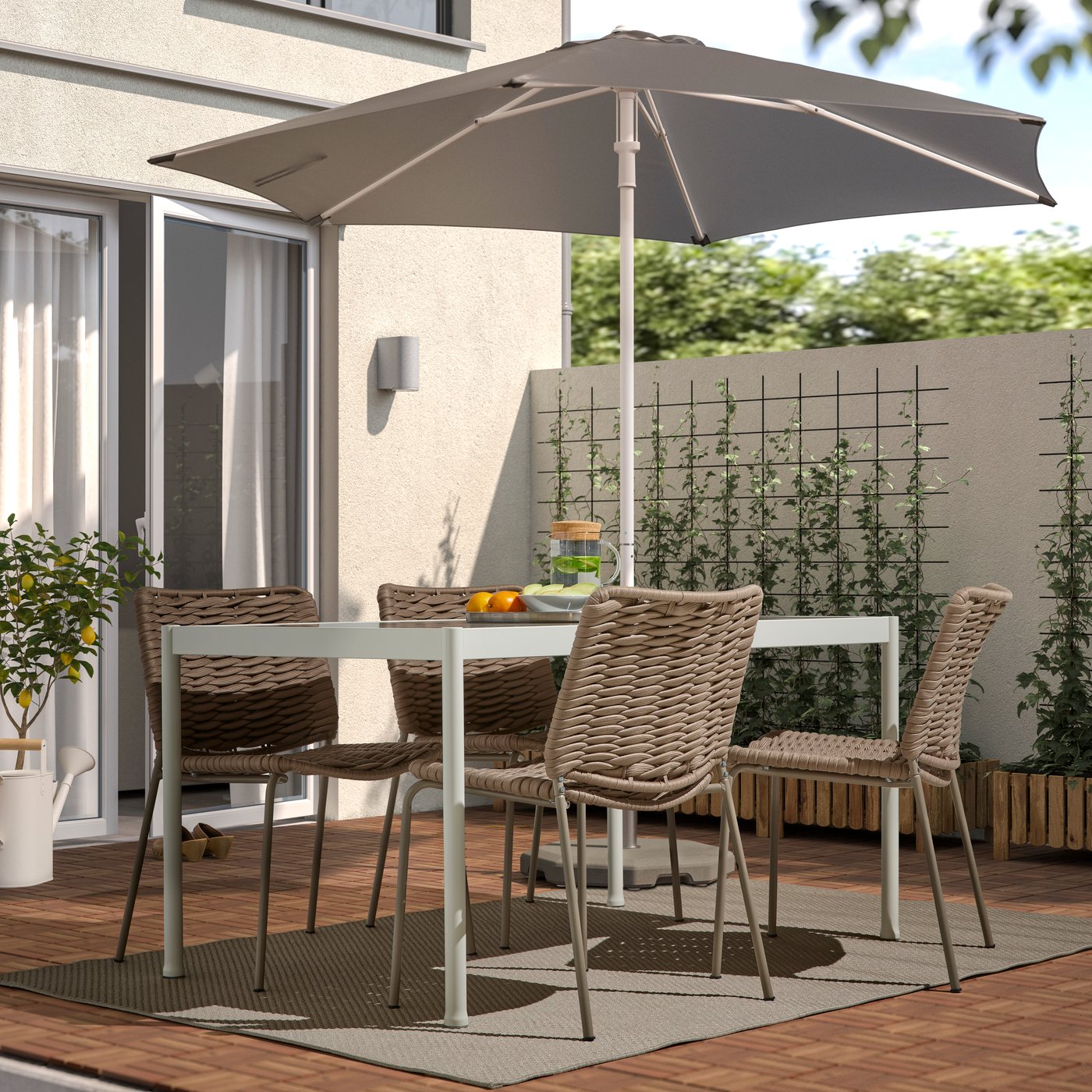 An outdoor white/beige/beige SEGERÖN table and 4 chairs