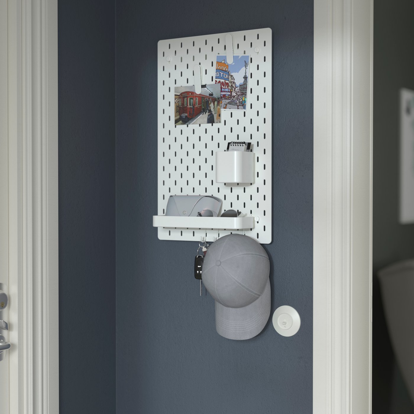 Tablero perforado SKÅDIS blanco con accesorios, colcoado en una pared. 