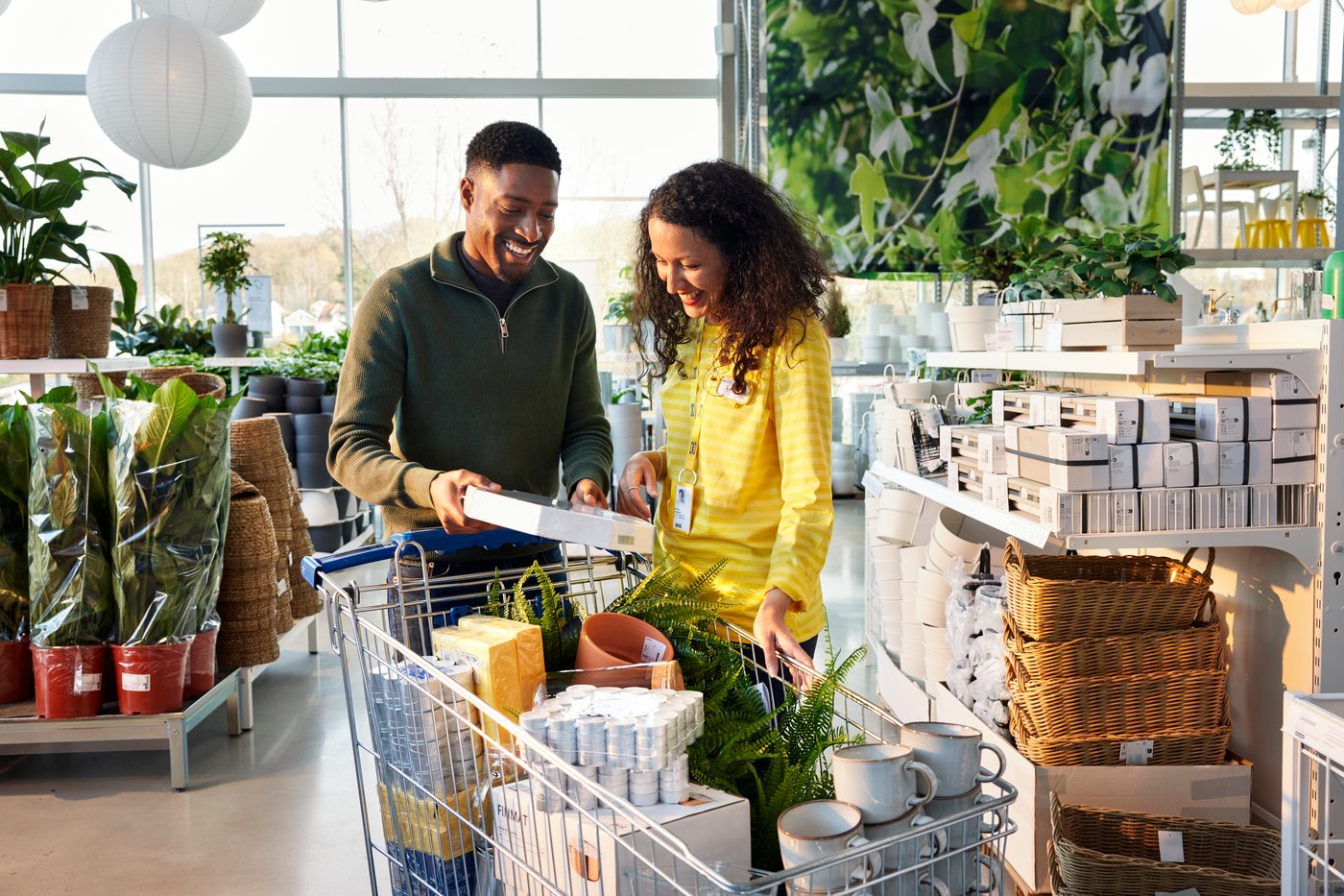 Un propriétaire d’entreprise magasine chez IKEA, accompagné par une collaboratrice.