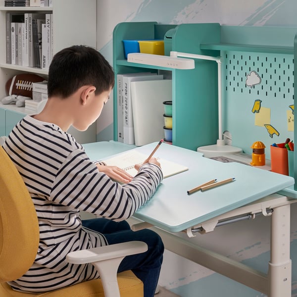 A turquoise/white tiltable BERGLÄRKA desk