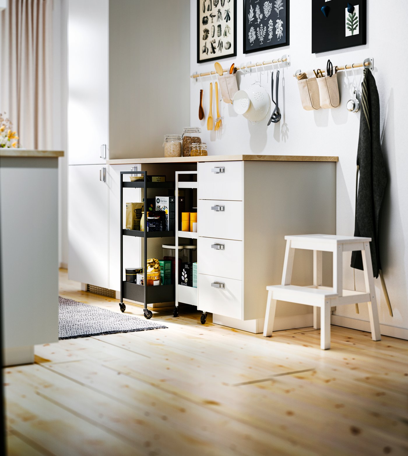 An off-white GEMAK colander in the kitchen