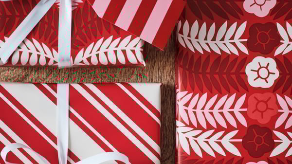 Rouleau de papier cadeau VINTERFINT rouge à motifs variés