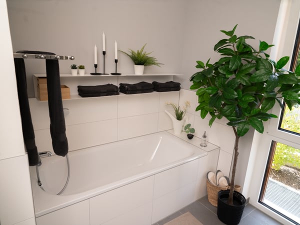 Ein VOXNAN Wandregal in einem Badezimmer.