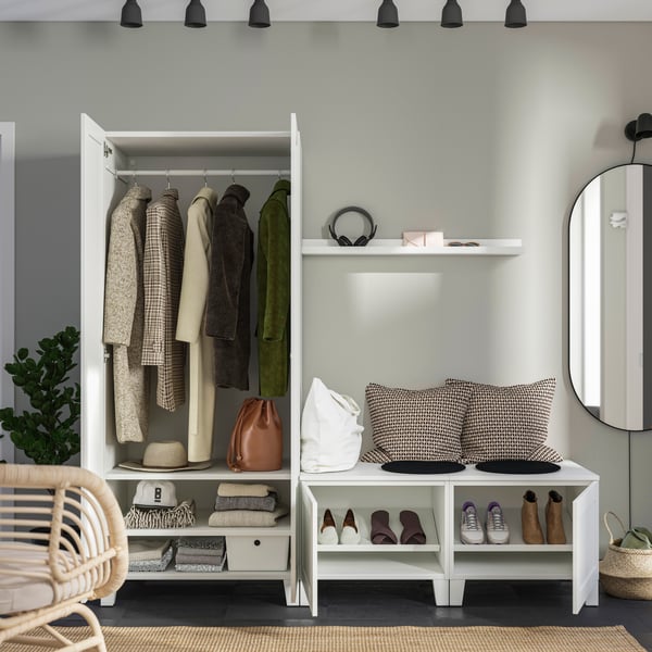Eine weiße PLATSA Garderobe mit vier Türen.