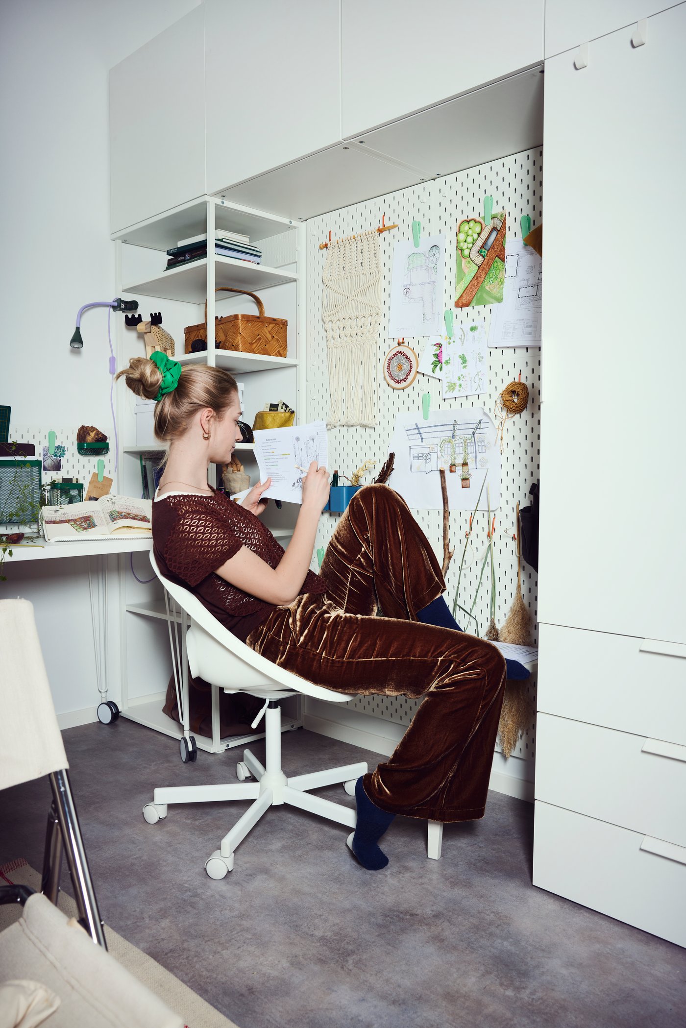 En hvit PLATSA åpen hylleenhet på soverommet.