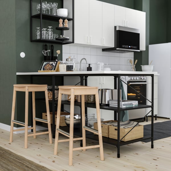 Un tapis LOHALS naturel, tissé à plat dans la cuisine