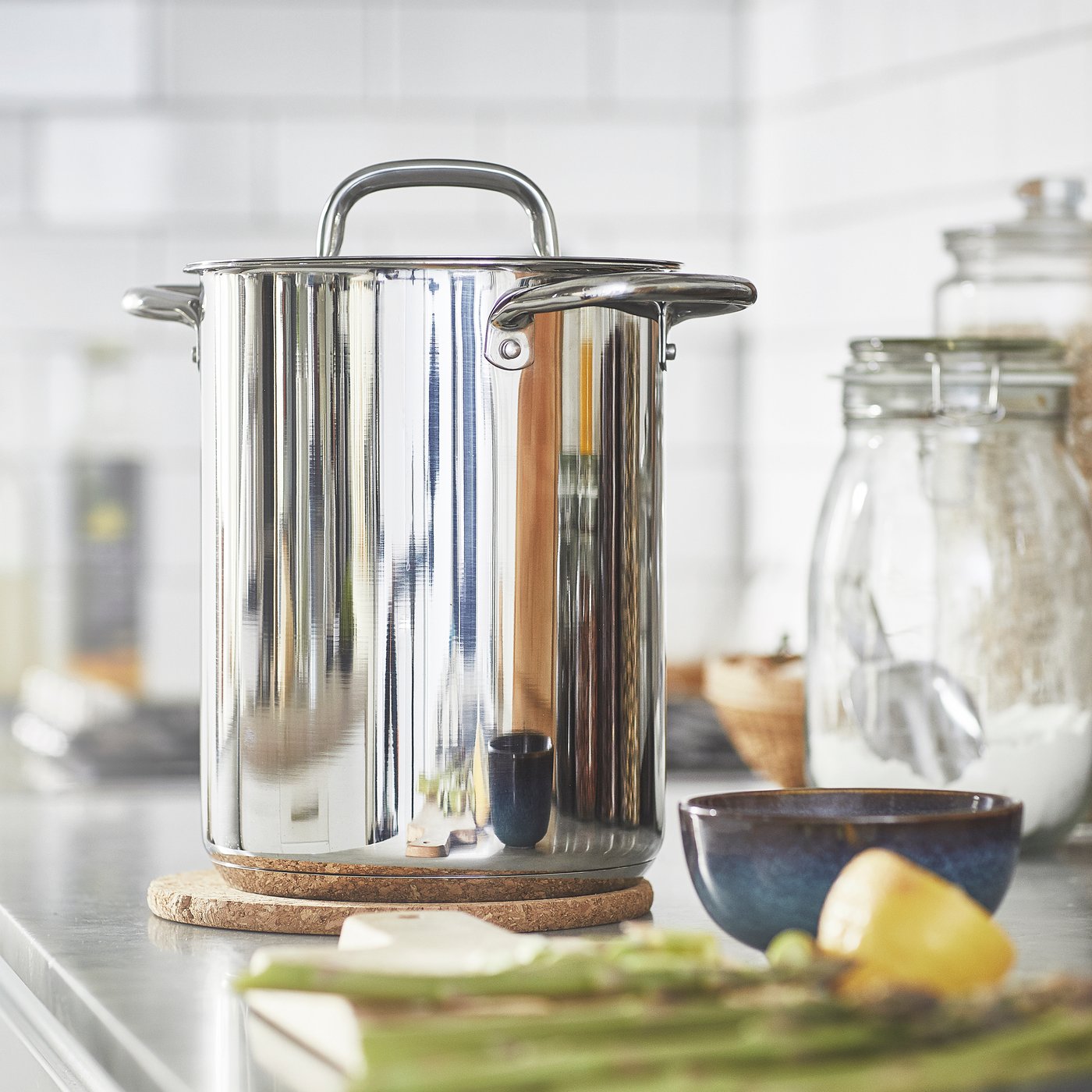 Auf einem HEAT Topfuntersetzer steht ein IKEA 365+ Topf mit Einsatz