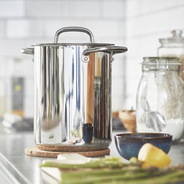 Wysoki stalowy garnek IKEA 365+.