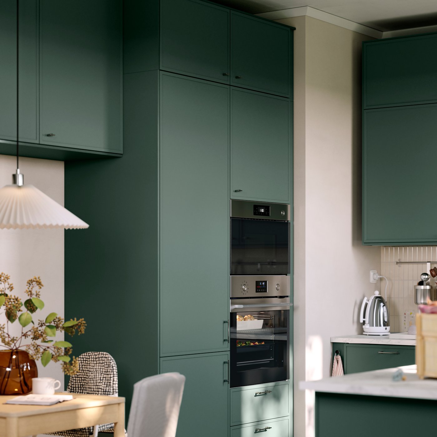 Ett högskåp för inbyggda vitvaror med grågröna dörrar har integrerad ugn och mikrovågsugn, med lådor undertill.