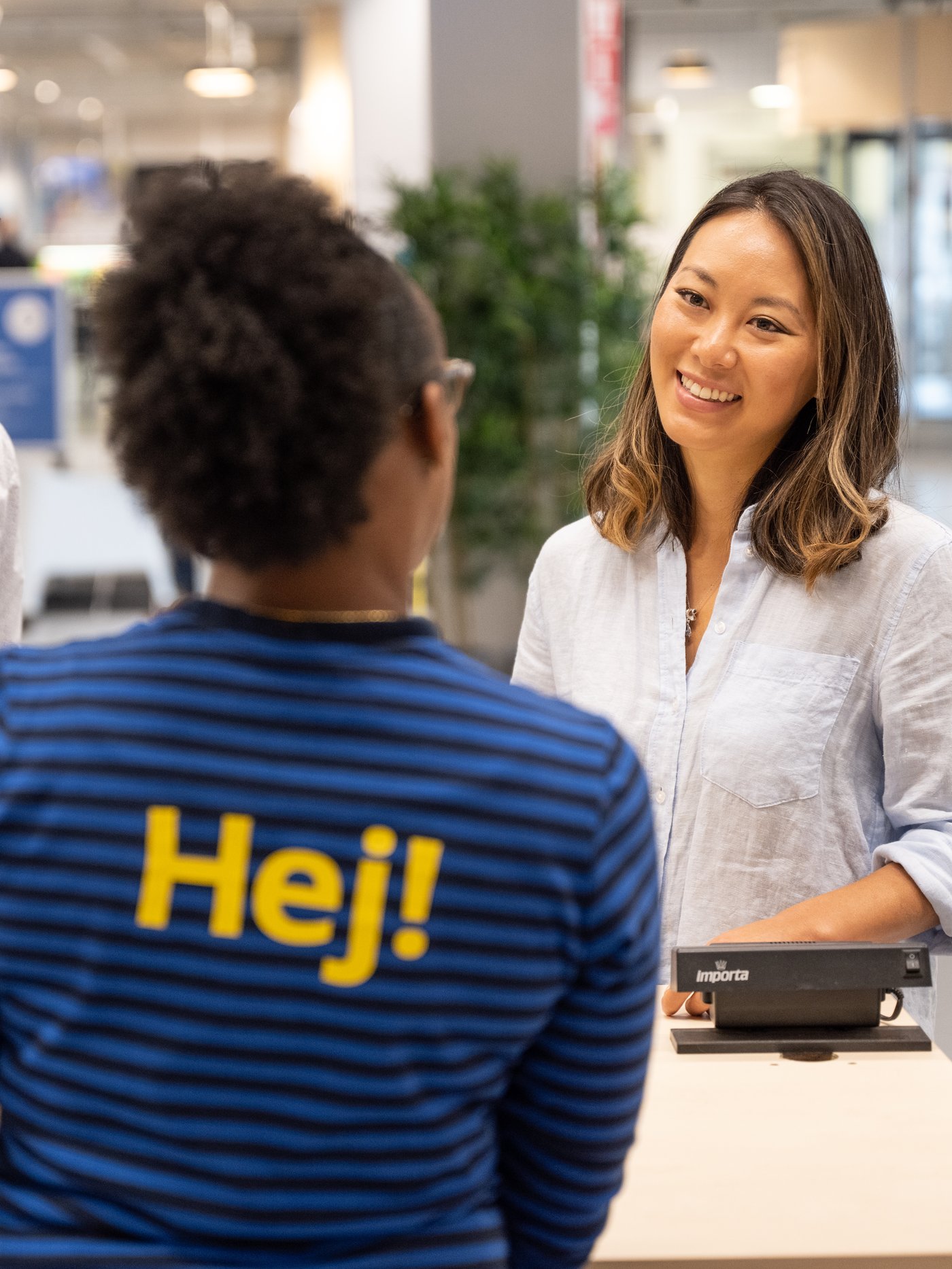 Clients échangeant avec une collaboratrice IKEA