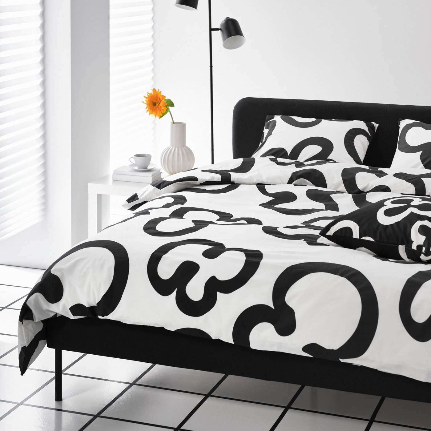 A white SKOGSTUNDRA vase in the bedroom