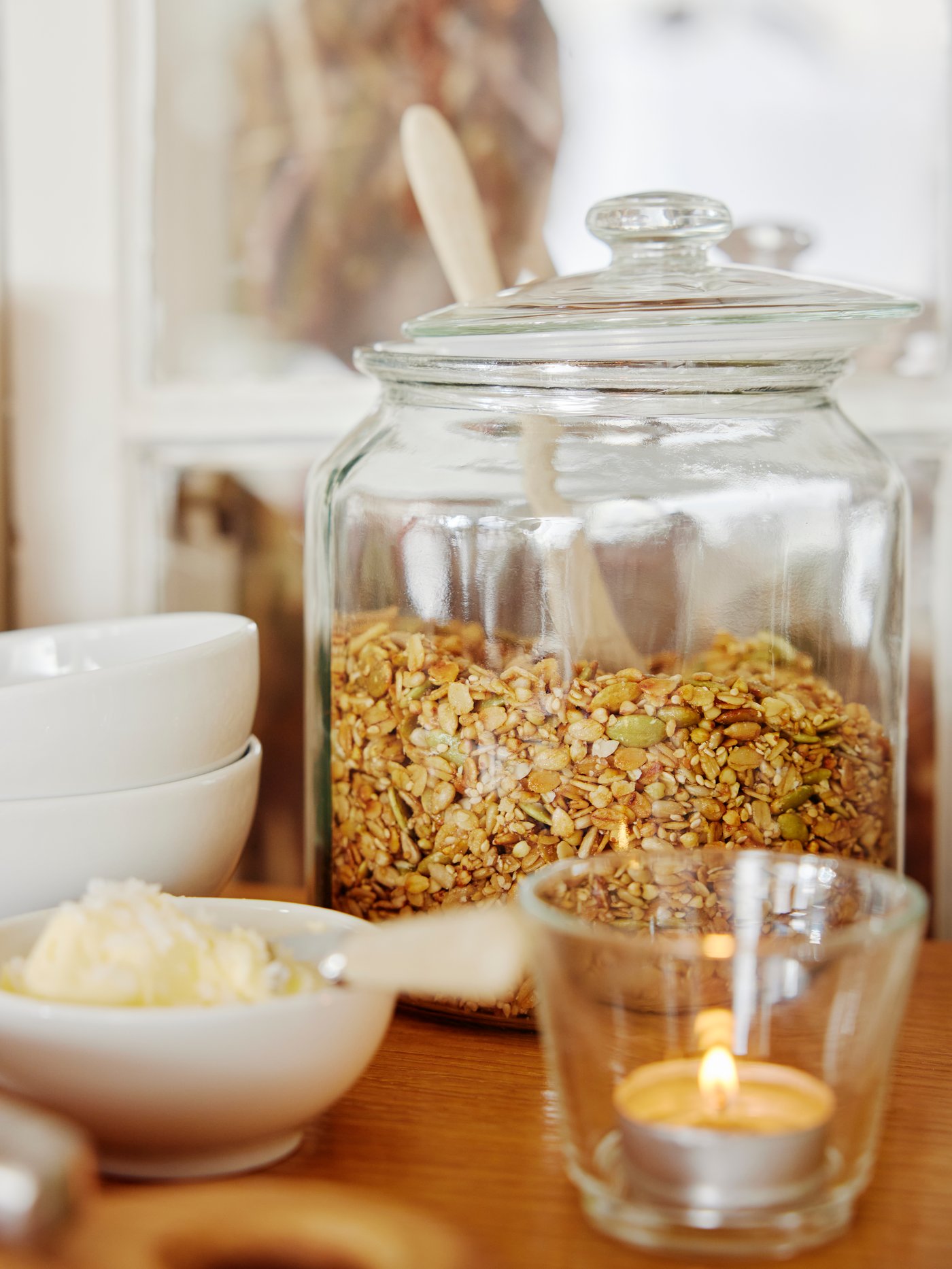 Steklena posoda za živila, zapolnjena z muesliji.