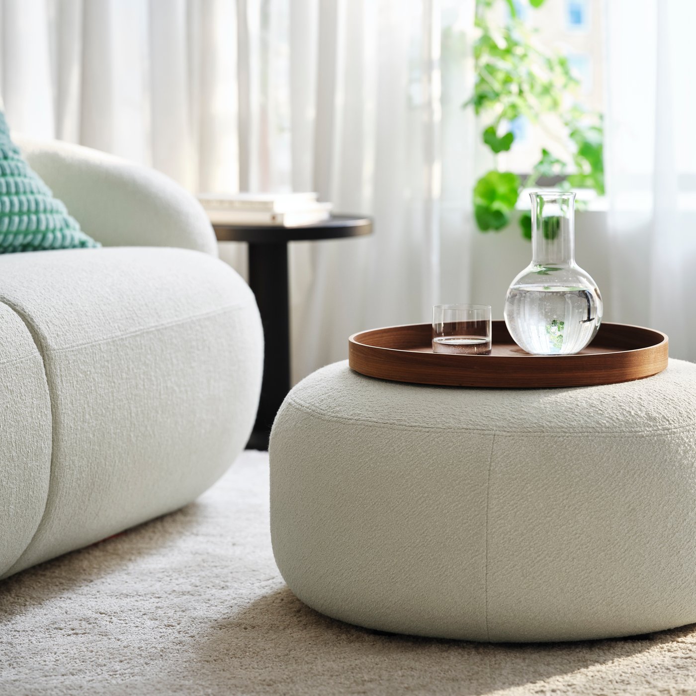 LILLESÄTER Pouf mit OMBONAD Tablett im Wohnzimmer neben einem LILLESÄTER Sofa.