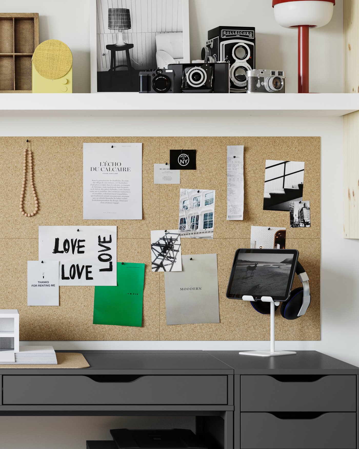 Un haut-parleur Bluetooth NATTBAD jaune dans le bureau à la maison