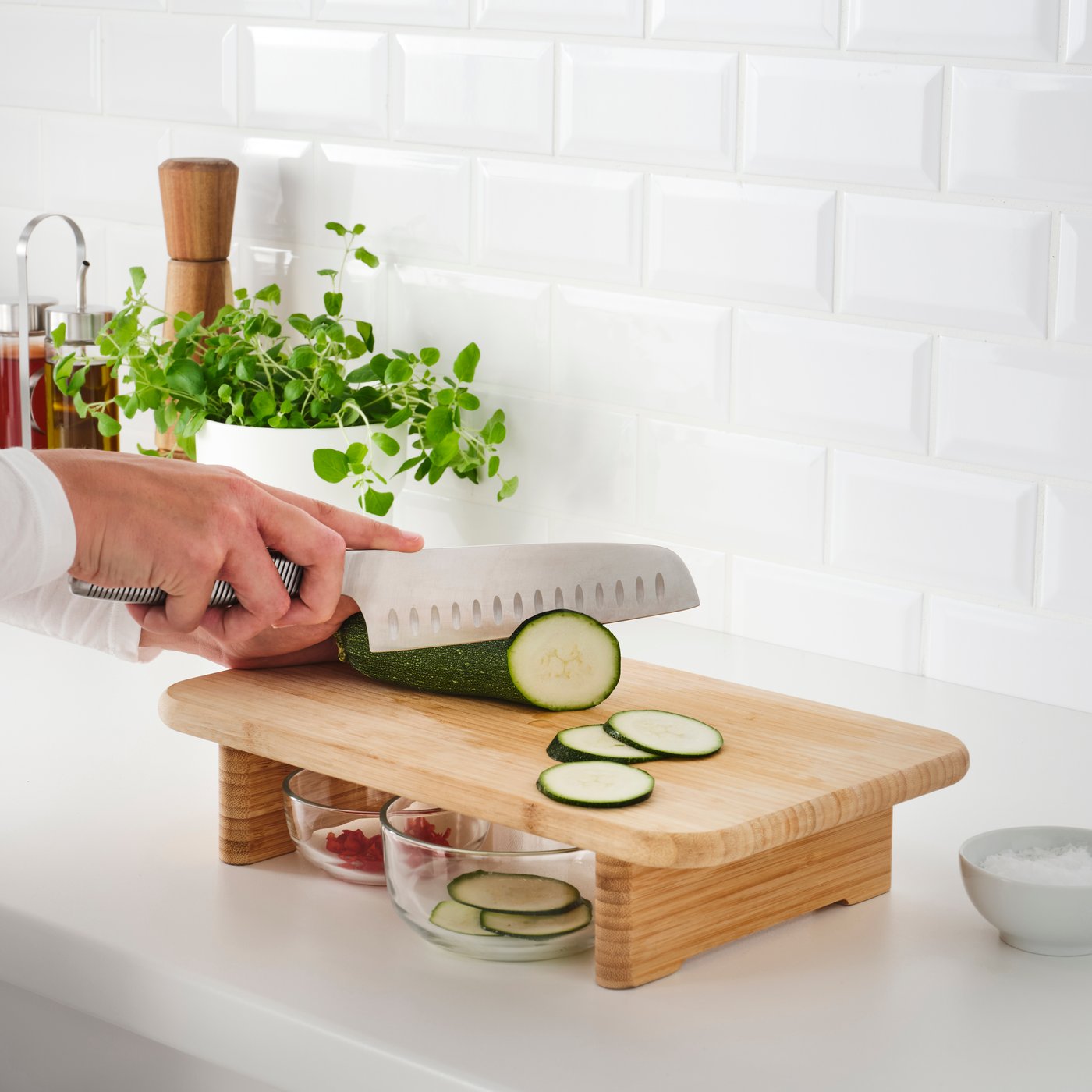 A bamboo STOLTHET chopping board