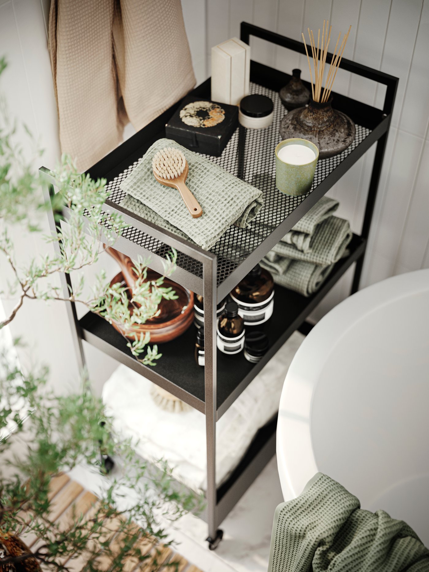 En rullvagn står i ett badrum.