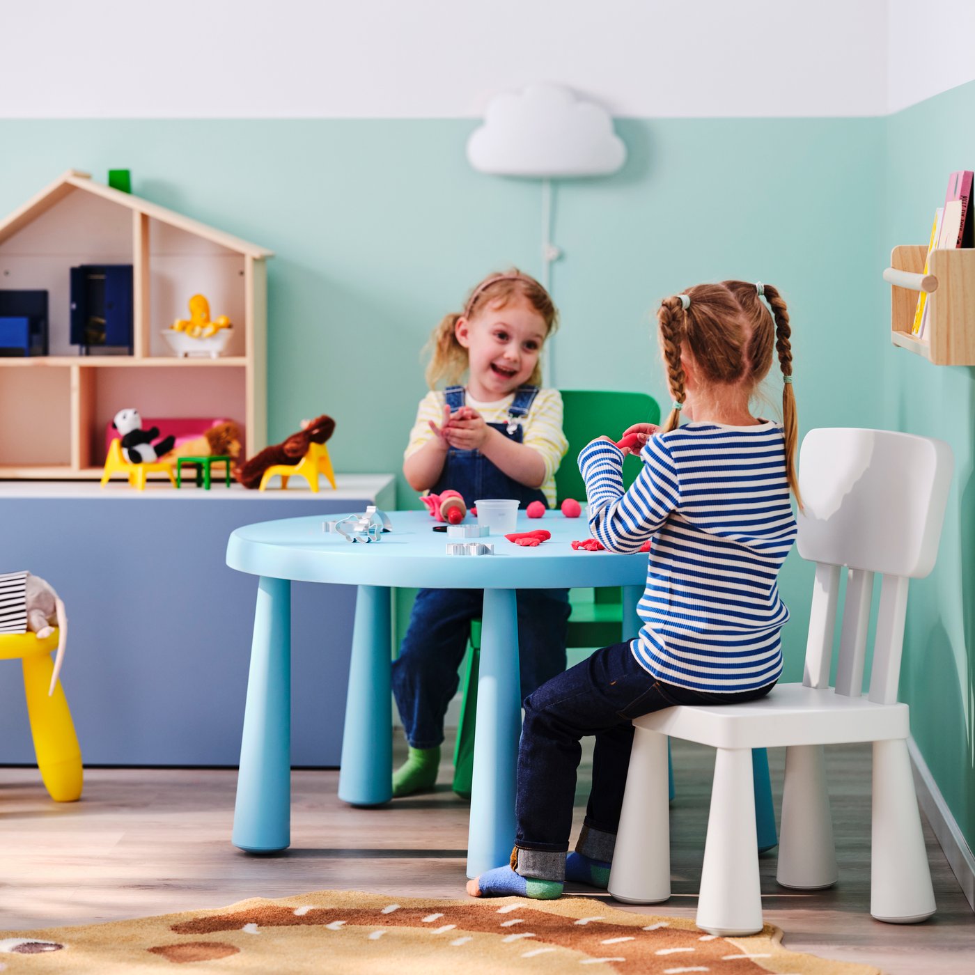 An in/outdoor/white MAMMUT children's chair