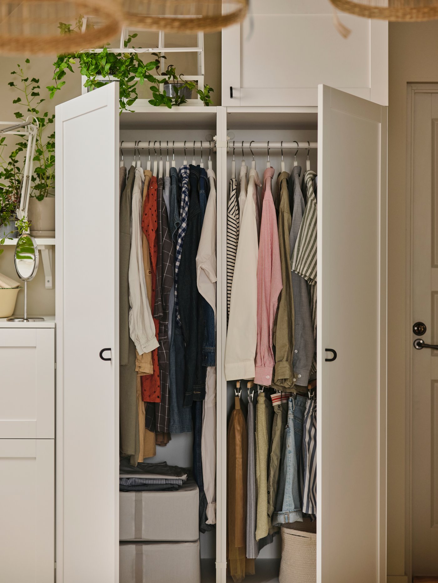 Ein weißer PLATSA Schran mit Drehtüren.