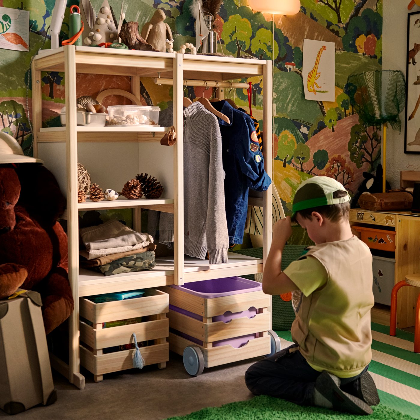 A green/orange MAJBAGGE monocular in the childrens room