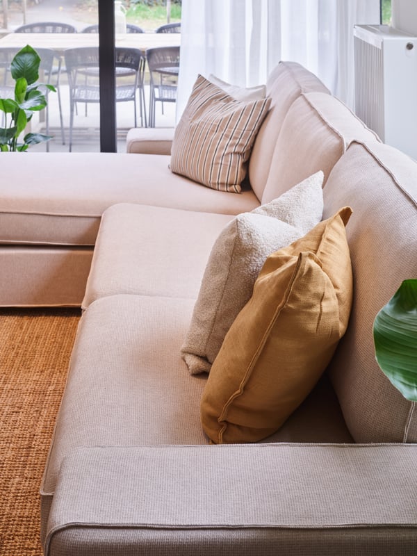Een beige wit/streep patroon KORALLBUSKE kussenhoes