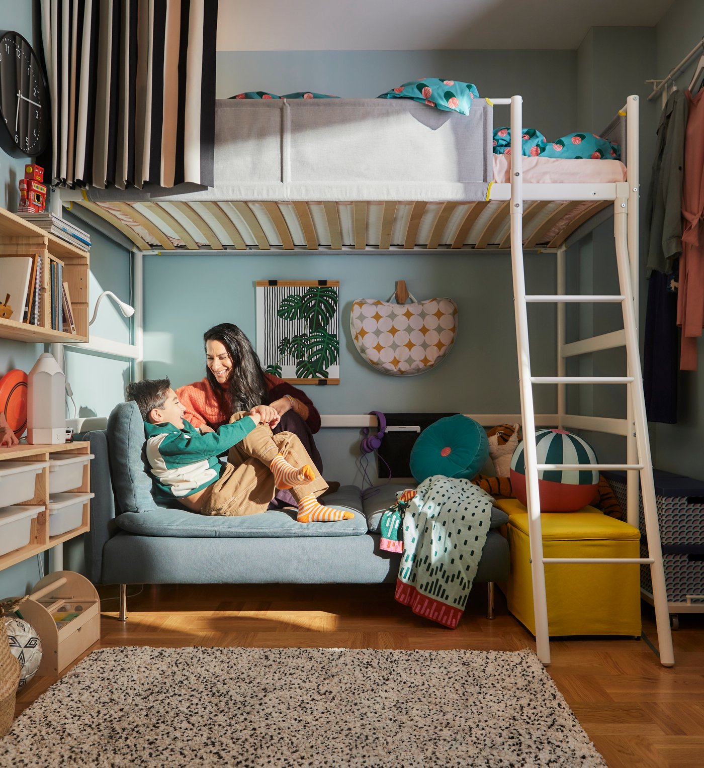 A dotted/pink turquoise GRACIÖS duvet cover and pillowcase in the childrens room