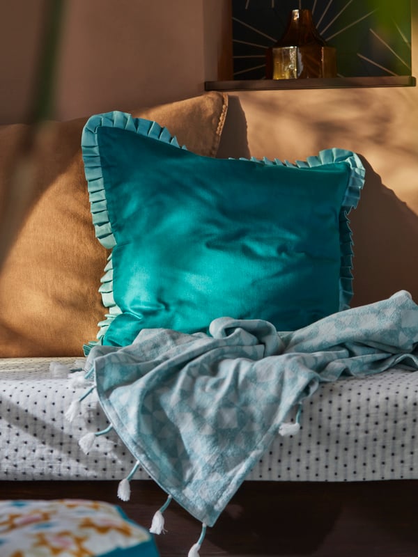 A blue GOKVÄLLÅ throw