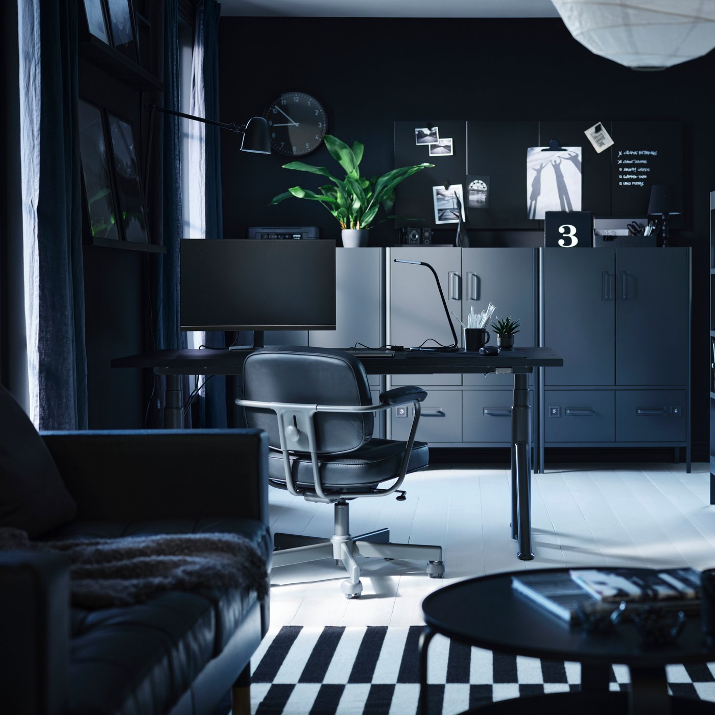 Ein stilvolles Büro in Schwarz und dunklen Tönen.