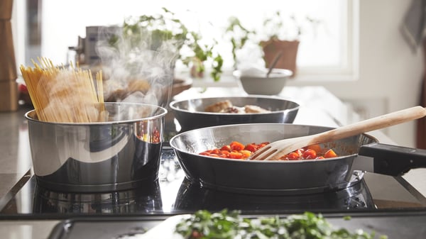 Une batterie de cuisine SLÄTROCKA en acier inoxydable avec poignée amovible