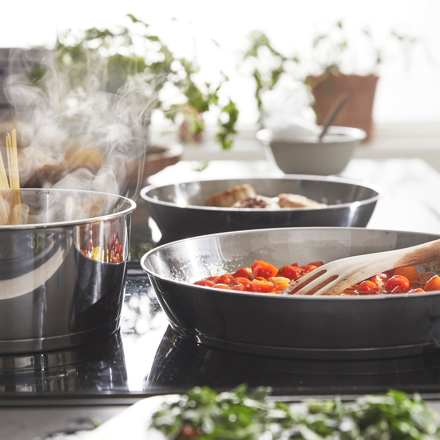 A stainless steel SLÄTROCKA cookware kit with detachable handle